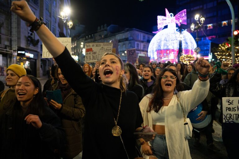 (AM)25N.- Miles de mujeres vuelven a salir a la calle para decir «basta» a la violencia machista y tiñen Galicia de lila
