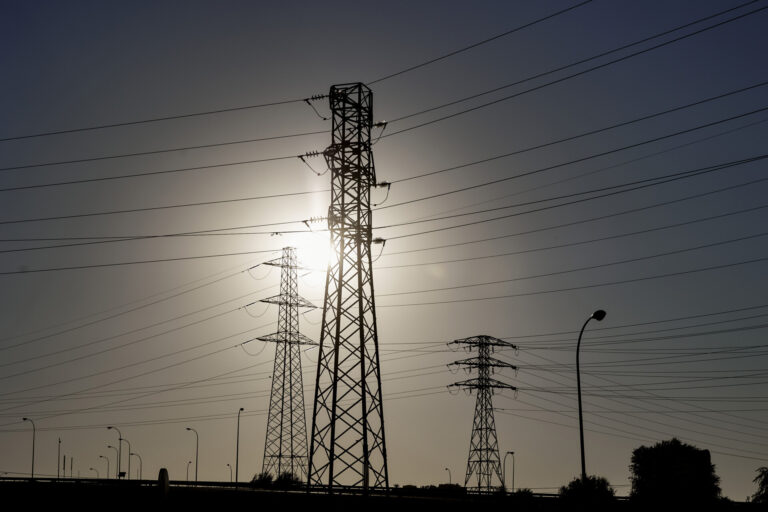 El precio de la luz sube este domingo un 34% y alcanza los 117 euros, el más alto del último mes