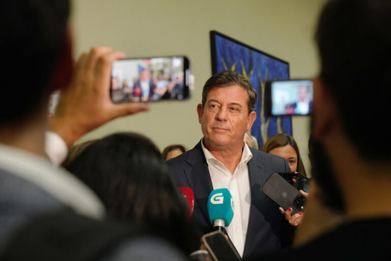 Besteiro (PSOE) cree que Feijóo «confunde ambiciones personales con lo que se decide» y dice que Galicia «pasará página»