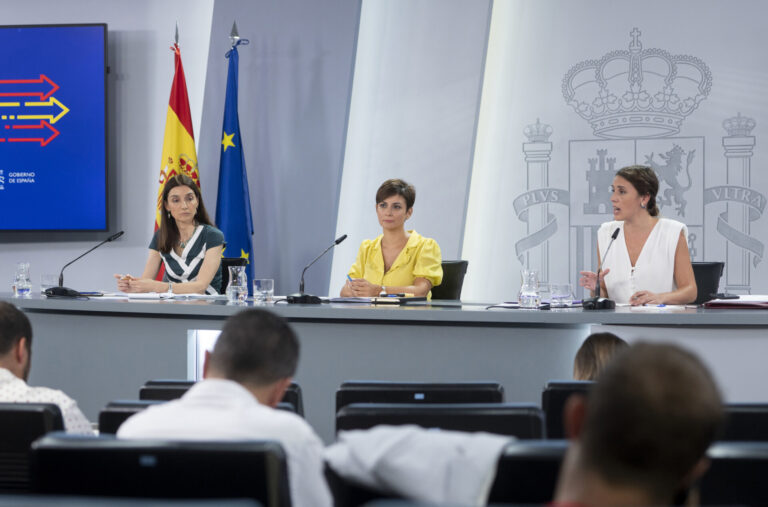 Exministros o la exsecretaria de Estado Ángela Rodríguez pueden acogerse a la indemnización del 80% de su sueldo