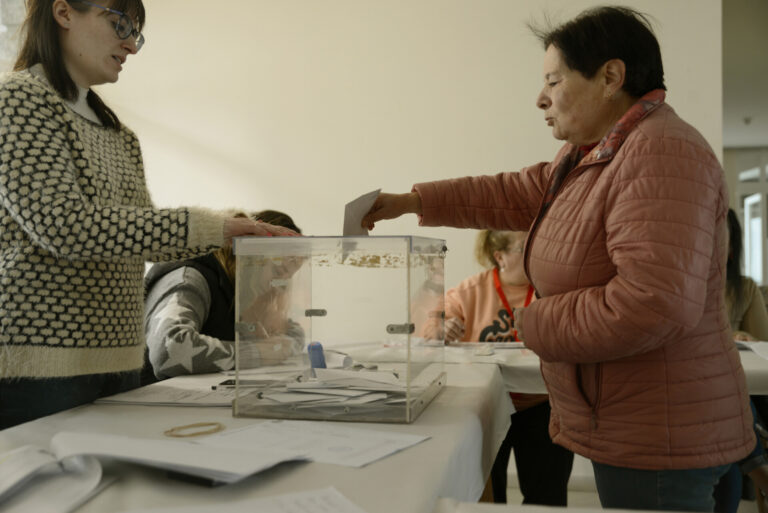 26N.- Cafés, bica tradicional, queso y jamón ibérico en la repetición electoral en Castro Caldelas (Ourense)