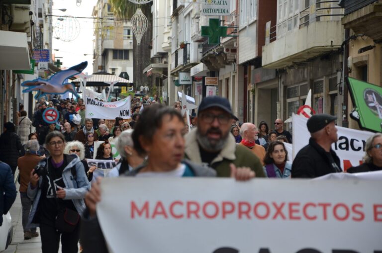 Cientos de personas se manifiestan en Ferrol contra la «invasión eólica» gallega