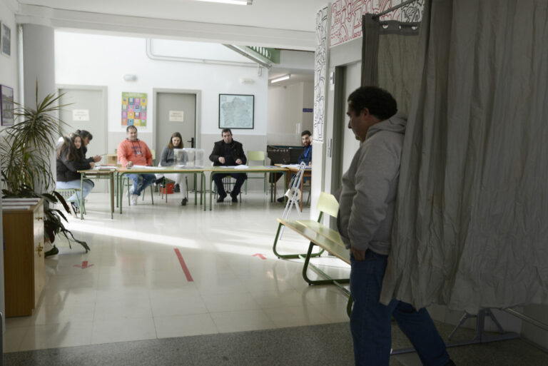 26N.- Cierran sin incidencias los colegios electorales en Castro Caldelas (Ourense)