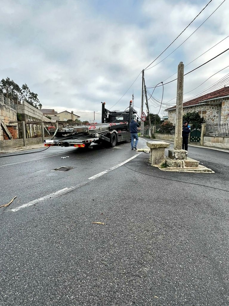 Un camión de chatarra tumba dos postes del tendido eléctrico y daña otros tantos y un Cruceiro en Cambados (Pontevedra)