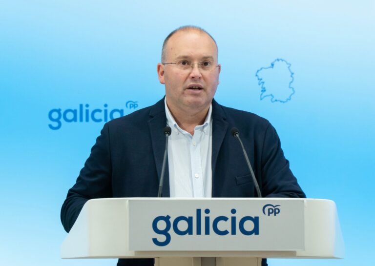 Cargos del PPdeG felicitan a Tellado, a quien Feijóo elevó en su día en Galicia como su «Iniesta» para el partido