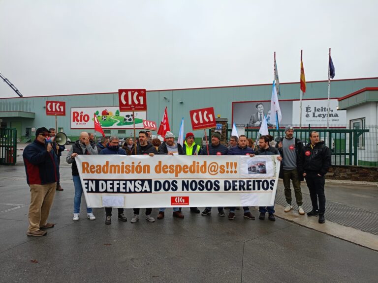 Trabajadores de Transleche, del grupo Lence, se movilizan para exigir la readmisión de dos compañeros