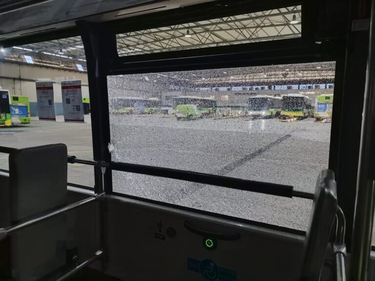 La concesionaria de bus urbano de Vigo vuelve a denunciar otros dos ataques a buses, que circulaban sin pasajeros