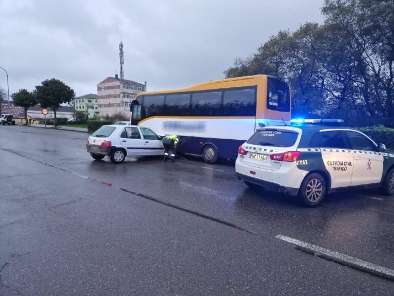 Herido el conductor de un coche en una colisión contra el lateral de un autobús en Rábade (Lugo)