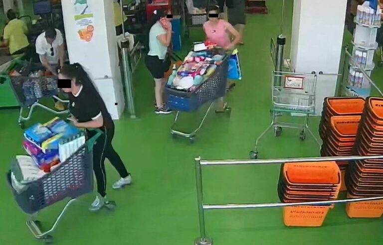 Detenidas tres mujeres por sustraer productos por 2.000 euros en supermercados de San Cibrao y Barbadás (Ourense)