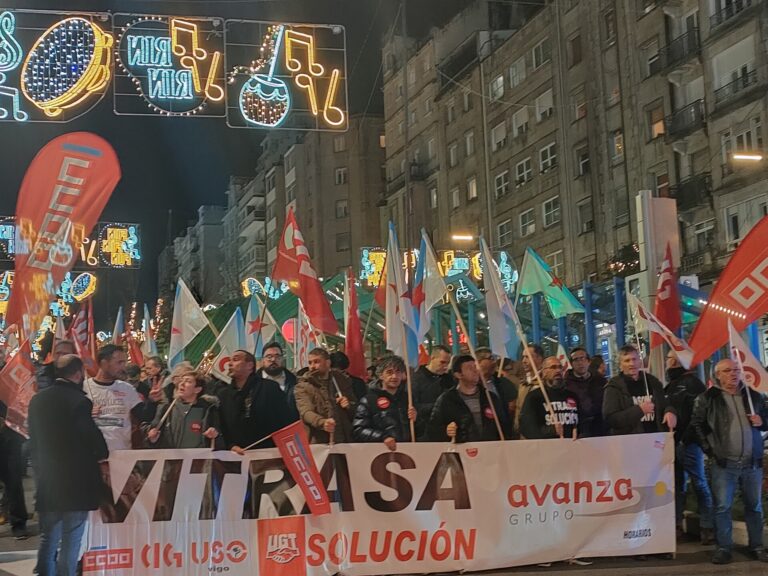 Unas 500 personas se manifiestan en Vigo para pedir solución al conflicto de Vitrasa: «Menos luces, más autobuses»