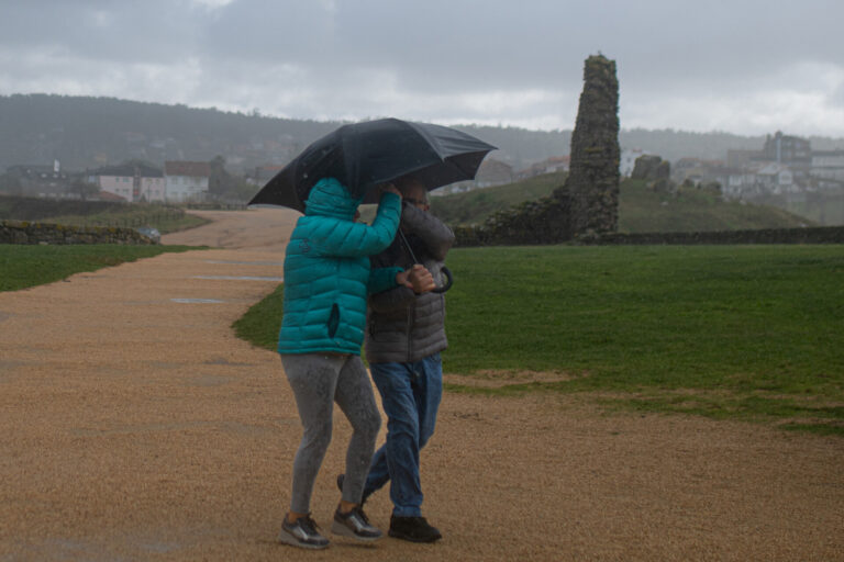 Vientos superiores a los 130 km/h y fuertes lluvias marcan la tarde dominical en Galicia