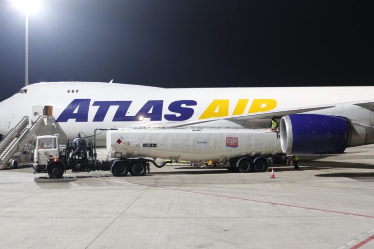 Repsol suministra combustible sostenible a Atlas Air e Inditex para uso regular en los vuelos de carga