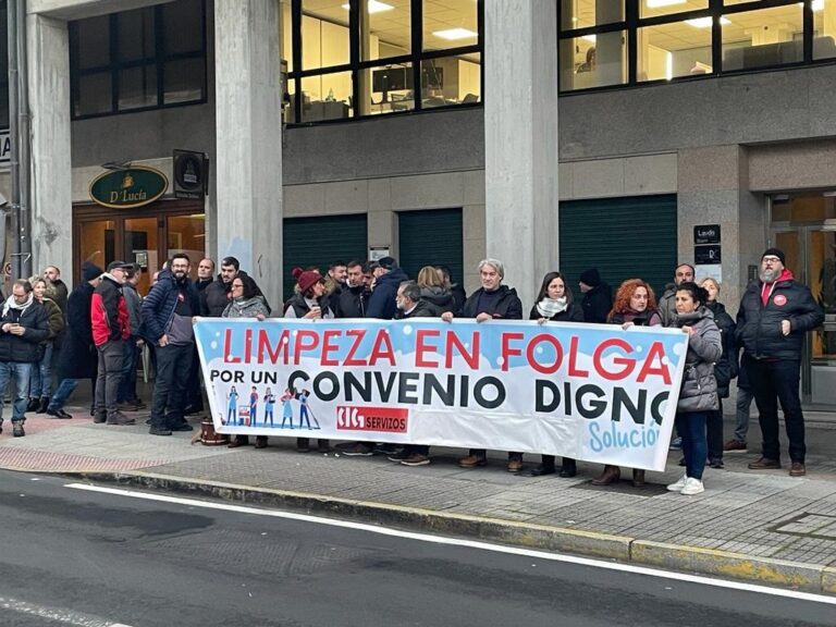 Trabajadores del sector de la limpieza en Lugo protestan ante el Parlamento para pedir la mediación de la Xunta