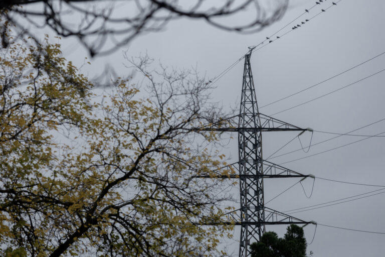 El precio de la luz se desploma este viernes un 74%, hasta los 21,78 euros/MWh