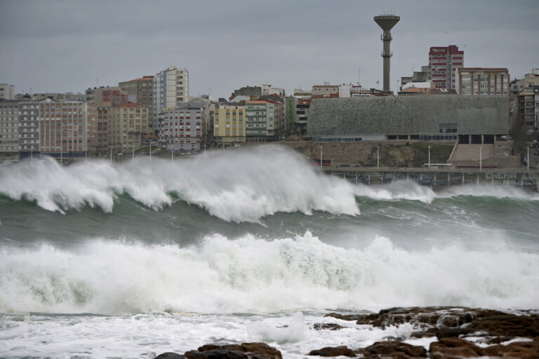 Alerta amarilla en la costa de A Coruña por viento y olas de más de cuatro metros