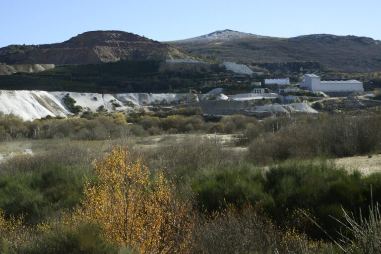 La empresa que explota la mina de Penouta recurrirá la suspensión y afirma que cumple «todos los criterios ambientales»