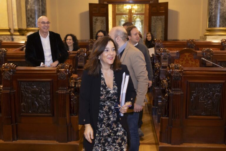 La alcaldesa de A Coruña ordena salir del pleno al portavoz del PP, Miguel Lorenzo, que le acusa de «autocracia»
