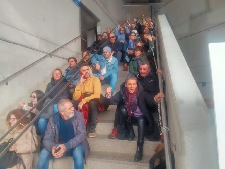 Trabajadoras de la limpieza de Lugo se encierran y encadenan en el edificio de la Xunta tras 61 días de huelga