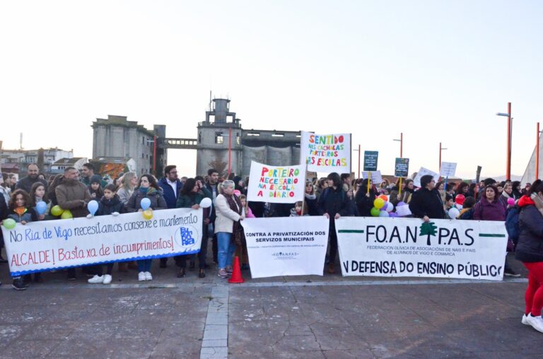 Las Anpas de Vigo se vuelven a concentrar para reclamar al Ayuntamiento que cubra las plazas de conserjes en colegios