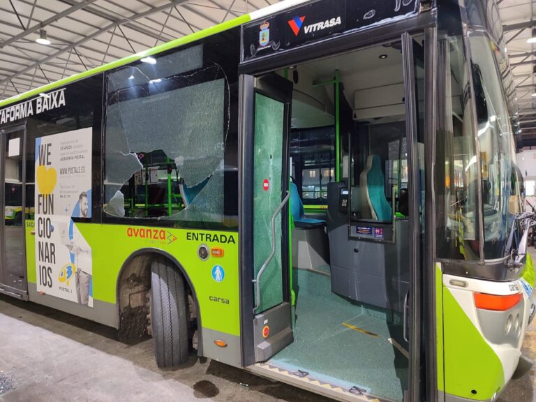 La concesionaria del bus de Vigo denuncia más ataques, que se saldaron con un conductor herido y dos vehículos dañados