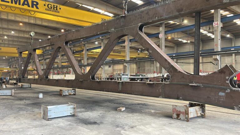 Avanzan los trabajos de reconstrucción del puente de Ponte Arnelas con la fabricación en taller de la nueva estructura