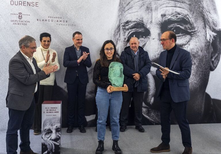 La periodista Sara Vila recibe el XLII Premio de Novela Eduardo Blanco-Amor por su obra ‘O incendio’