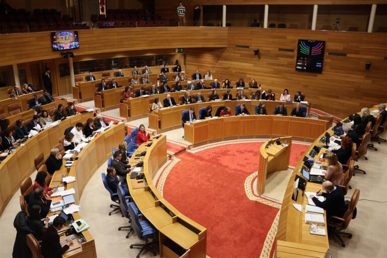Pleno.- Once horas de pleno en la Cámara gallega culminan con algo de tensión por alusiones y un ataque de risa