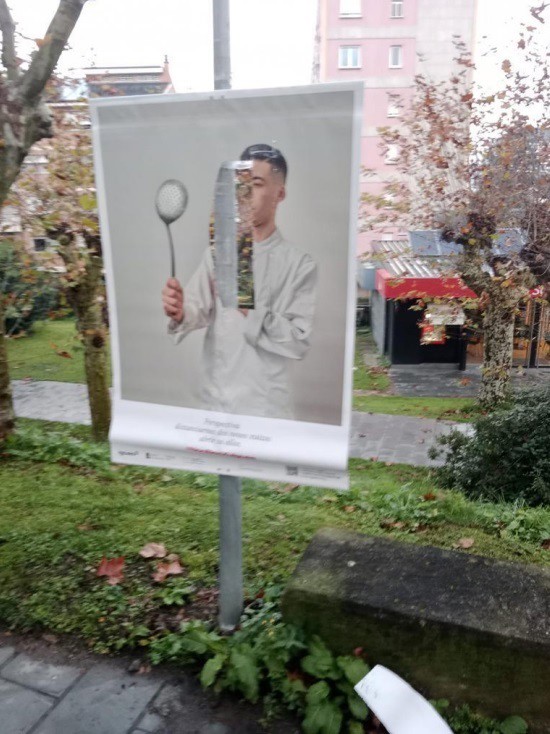 Denuncian «delito de odio» tras el destrozo de una exposición fotográfica dedicada a jóvenes tutelados en Ourense