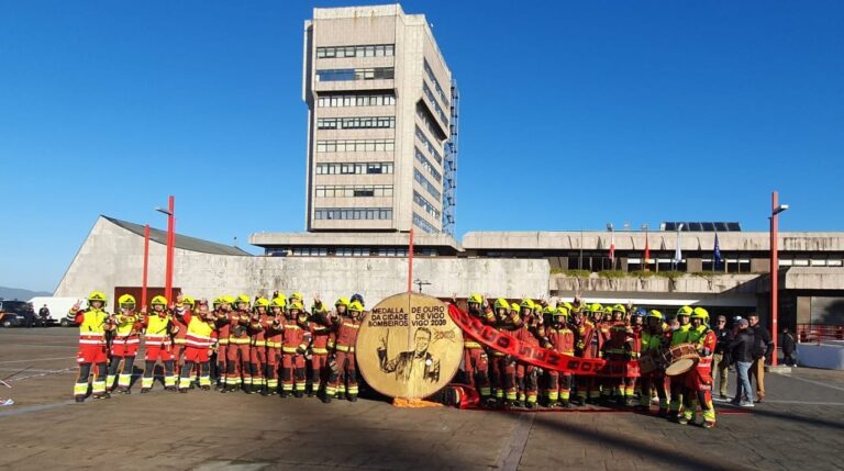 Los bomberos de Vigo «devuelven» la Medalla de Oro de la ciudad al alcalde por su «nefasta gestión» del servicio