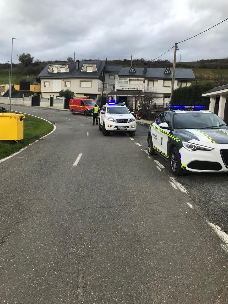 Muere el conductor de una motocicleta tras salirse de la vía y chocar contra un muro sin llevar casco en Petín (Ourense)