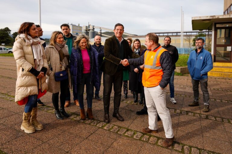 Besteiro traslada a los trabajadores de Alcoa el desbloqueo de los parques eólicos para 2024 e insta a Rueda a debatir