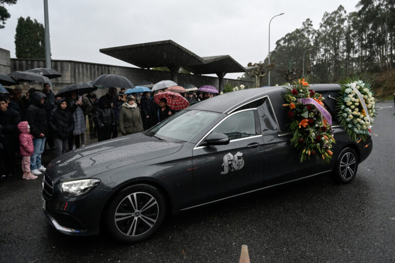 Familiares y amigos dan el último adiós al joven apuñalado mortalmente en A Coruña en Nochebuena