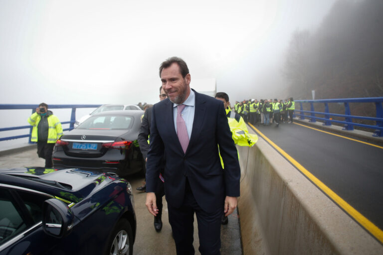 Óscar Puente censura las palabras de Ibarrola tras la moción y se abstiene de responder a Ayuso: «No estoy muy frutero»