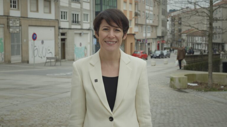 18F.- Ana Pontón graba un mensaje de Fin de Año en su barrio de Compostela para prometer una «Galicia mejor» en 2024