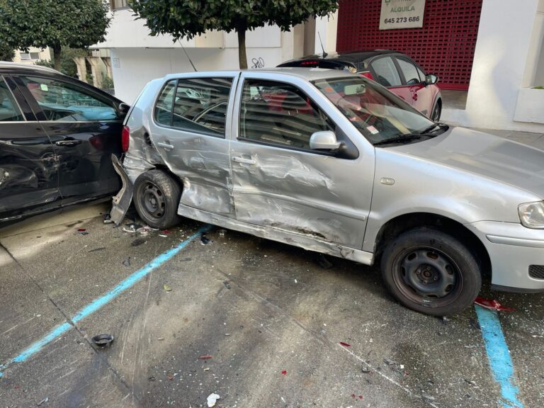 Un vehículo causa desperfectos en cinco turismos estacionados en Vigo
