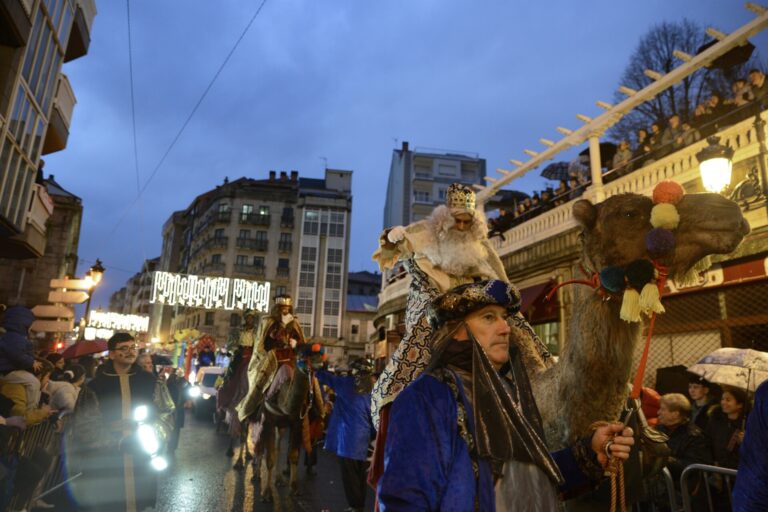 Los Reyes Magos recorren Galicia con nieve y lluvia para traer ilusión, sonrisas y toneladas de caramelos