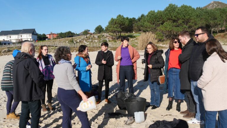Ana Pontón pide la comparecencia de Rueda en el Parlamento para explicar la gestión del vertido de plásticos en la costa