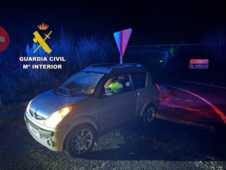Un conductor de un coche sin carné circula 13 kilómetros en sentido contrario por la AG-64 y da positivo en alcohol