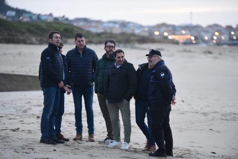 La Xunta pide «calma» ante el vertido de plásticos que llega a la costa y vuelve a reclamar información al Gobierno
