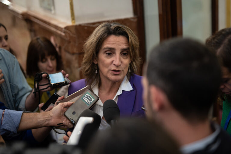 Ribera ofrece a la Xunta la «ayuda necesaria» frente al vertido de pellets de plástico en la costa gallega