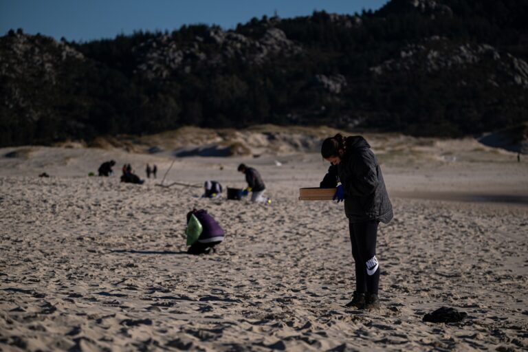 Voluntarios limpian las playas gallegas afectadas por el vertido de plástico