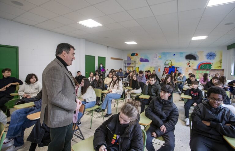 La Xunta defiende la prohibición de móviles en los centros para «favorecer la convivencia» y «la comunicación social»