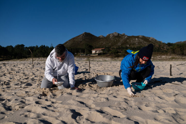 Voluntarios continúan organizándose en las playas gallegas para limpiar el vertido de plástico: «Es un tema delicado»