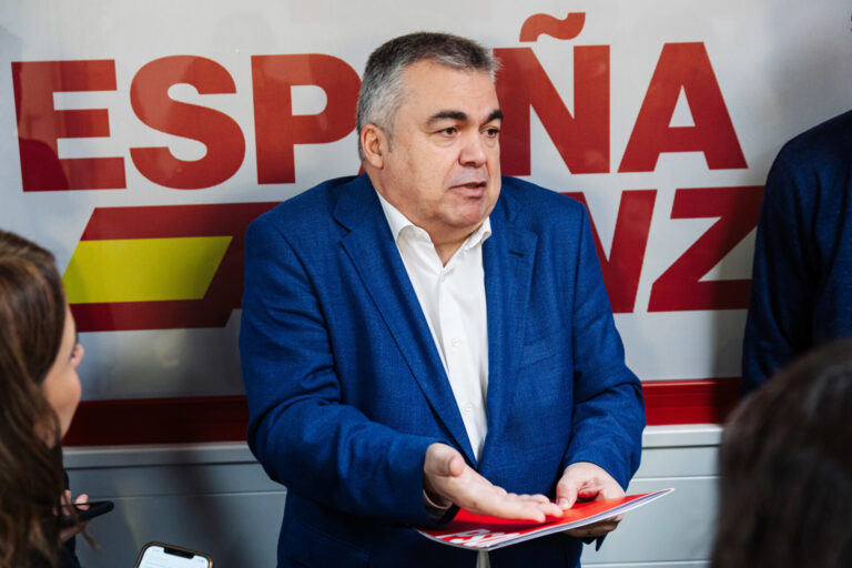 El PSOE acusa al PP de actuar con el vertido de pellets como con el Prestige y reclama elevar el grado de emergencia