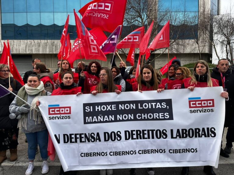 Representantes de CCOO se movilizan en A Coruña en demanda de «derechos laborales» en el centro de llamadas Cibernos