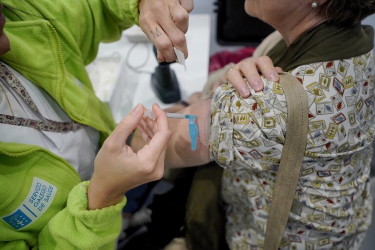 El Sergas amplía hasta el 26 de enero la campaña de vacunación contra la gripe y la covid mientras la incidencia baja
