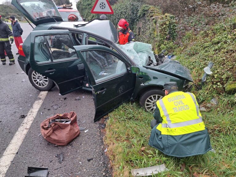 Herida grave una conductora que tuvo que ser excarcelada tras colisionar su coche contra un camión en Boborás (Ourense)