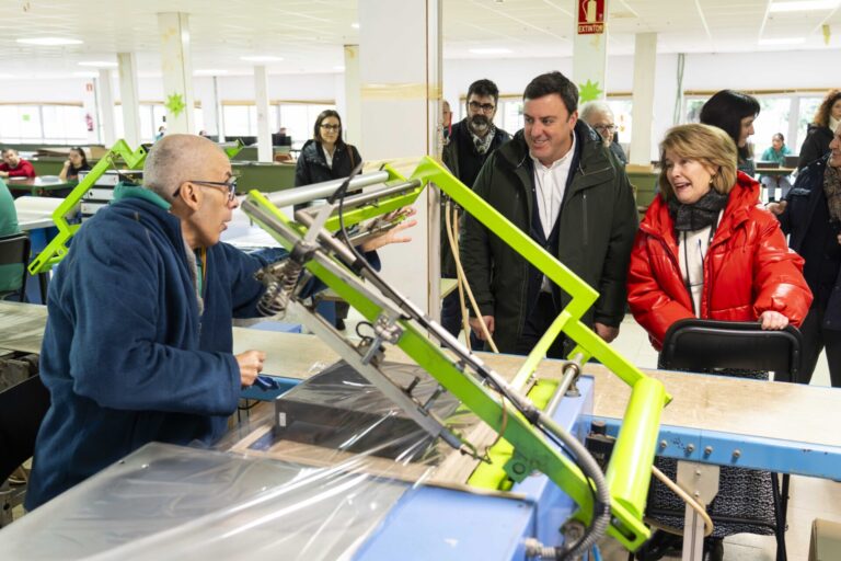 El presidente de la Diputación de A Coruña pide apostar por «inclusión y la igualdad» en la visita a Hornos Lamastelle