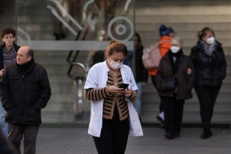 Sanidad establecerá el uso obligatorio de la mascarilla en centros sanitarios desde este miércoles a mediodía