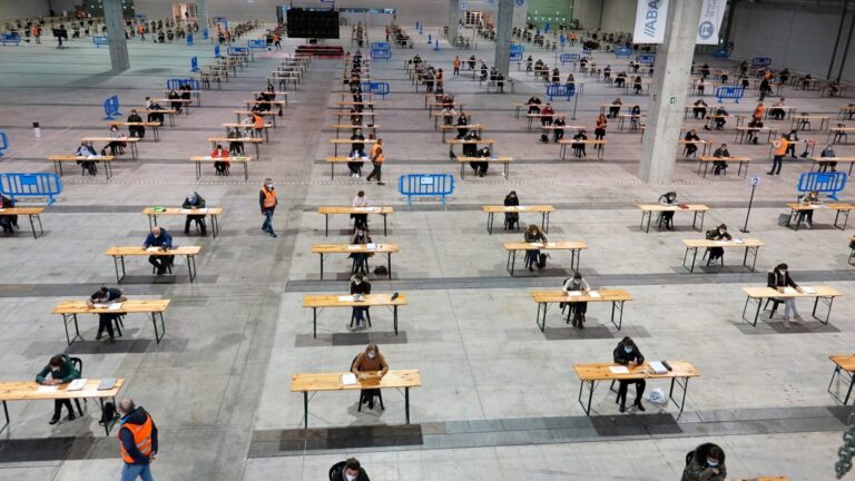 La Xunta convoca a los sindicatos el día 16 para distribuir las especialidades en las oposiciones a docente